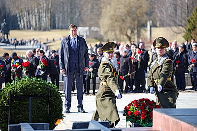 \"Пусть скорбь и печаль обернутся в мужество ваше и силу\". В Хатыни проходит всенародная вахта памяти