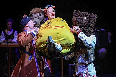 Новую театрализованную программу \"Масленка\" представил хореографический ансамбль \"Хорошки\"