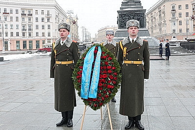 Председатель Мажилиса Парламента Казахстана возложил венок к монументу Победы в Минске