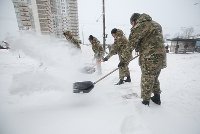 Подъезды к медучреждениям, школам, детсадам. Курсанты МЧС и военнослужащие внутренних войск помогают убирать снег
