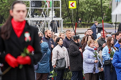 Народное возложение цветов к монументу Победы проходит в Минске