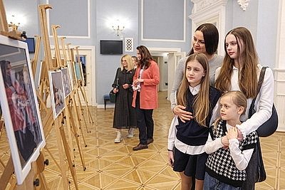 \"Ода белорусской женщине\". Со сцены Купаловского театра читают стихи на \"роднай мове\"