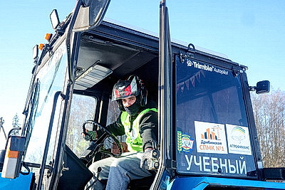 Зимнее бездорожье и огневой рубеж: \"Тракторный биатлон\" в Горках испытал на прочность людей и технику