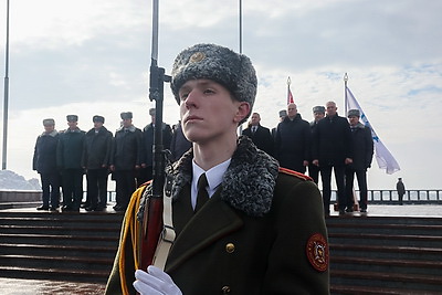 Праздник мужества и верности долгу: в регионах Беларуси 23 февраля прошли торжественные митинги