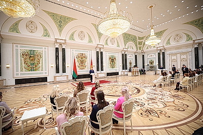 Едины в стремлении сделать страну лучше. Лукашенко в преддверии 8 Марта вручил женщинам госнаграды