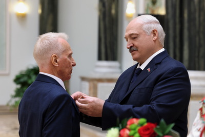 Лукашенко в преддверии Дня народного единства вручил госнаграды заслуженным представителям различных сфер