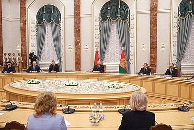 Лукашенко вручил дипломы доктора наук и аттестаты профессора