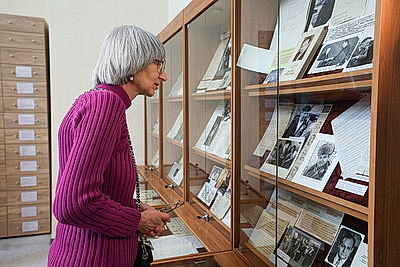 \"Рукописи и фронтовые переписки\". Что можно увидеть на выставке к 105-летию со дня рождения Ивана Мележа в Минске