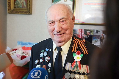 \"Парад под окном\". В Гомеле поздравили ветеранов ВОВ Сергея Филимонова и Алексея Головацкого