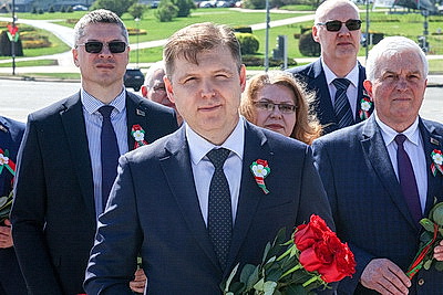 Делегация Конституционного Суда возложила цветы к стеле \"Минск - город-герой\"
