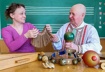 Музыкальные инструменты, на которых играют и за рубежом, создает поставский мастер