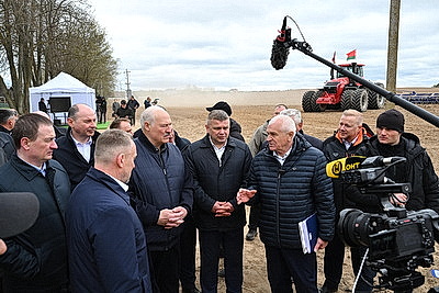 Лукашенко ознакомился с перспективами развития отечественного тракторостроения