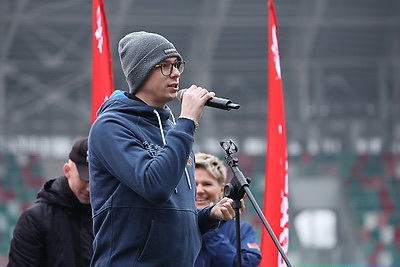 Олимпийские чемпионы провели зарядку для 3,5 тыс. студентов на минском стадионе \"Динамо\"