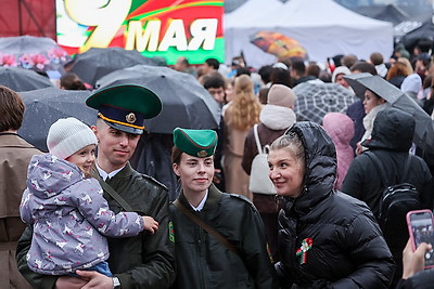 Праздничный концерт \"Дорогами Победы!\" проходит у Дворца спорта