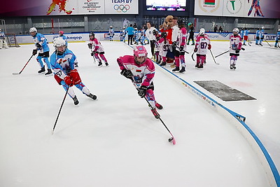 В хоккей играют не только мужчины. Всемирный женский хоккейный матч прошел в Минске