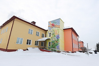 Елка, шарики, хлопушки и доброта сердец. Хоккеисты \"Динамо\" поздравили детей Ивенецкого дома-интерната с Новым годом