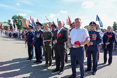 Участники автопробега \"Города-герои - города Героев: Дорогами народных ополченцев\" возложили цветы в Брестской крепости
