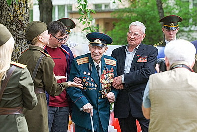Ветераны Великой Отечественной войны принимают поздравления с 9 Мая