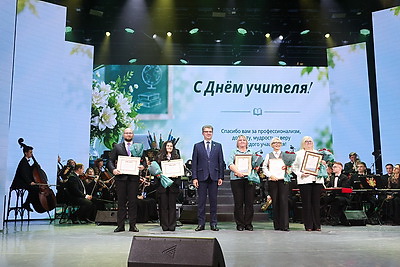 Учителя продолжают принимать поздравления в преддверии профессионального праздника