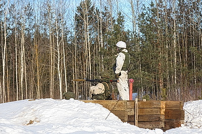Десантники и гвардейцы во время проверки ВС сдают нормативы по огневой подготовке в Борисовском районе