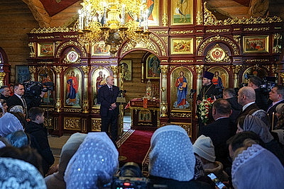 Лукашенко зажег пасхальную свечу в одном из деревенских храмов