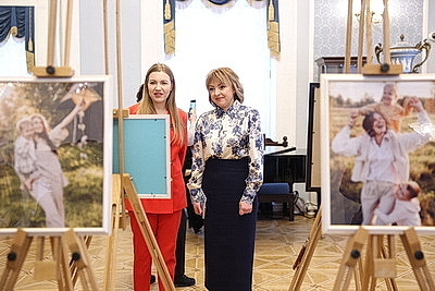 \"Ода белорусской женщине\". Со сцены Купаловского театра читают стихи на \"роднай мове\"