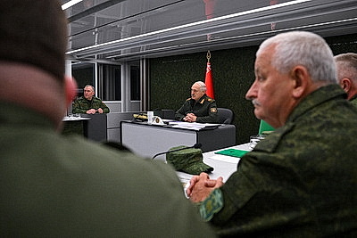 Лукашенко ознакомился с развитием и практическим использованием в войсках систем связи