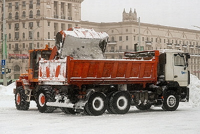 Последствия снегопада устраняют в городах Беларуси