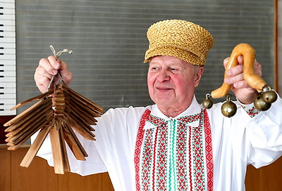 Музыкальные инструменты, на которых играют и за рубежом, создает поставский мастер