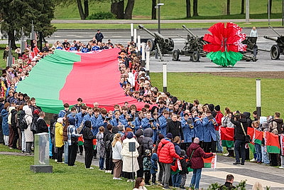 Под звуки марша. На Кургане Славы пронесли 100-метровое полотнище государственного флага