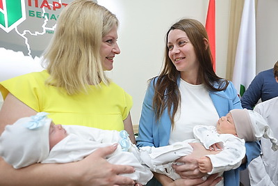 В Гродно пяти недавно ставшим многодетными семьям вручили \"Бацькаву кашулю\"