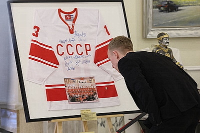 Для научных сотрудников НАН и представителей БГЭУ провели экскурсию во Дворце Независимости