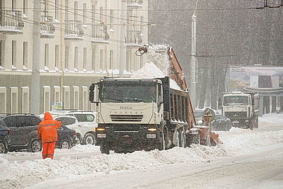 Последствия снегопада устраняют в городах Беларуси