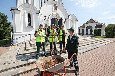 \"Восстановление святынь Беларуси\": волонтеры БРСМ и студотряды Минска благоустроили территорию храма