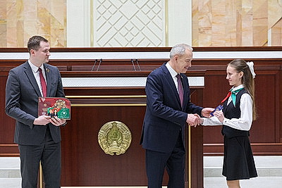 Не только права, но и обязанности перед Родиной. Школьникам вручили паспорта в Палате представителей