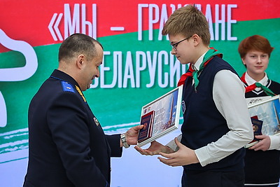 \"Важный день, который останется в памяти\". Столичным школьникам вручили паспорта в Минской ратуше