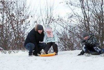 Любители активного отдыха провели праздничные выходные на снежных склонах