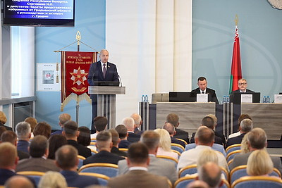 \"Важно опираться на людей и вместе решать вопросы\". Работу депутатов обсудил Сергеенко с активом Гродно