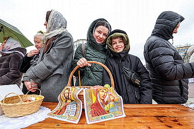 Православные верующие освящают пасхальную трапезу в храмах Беларуси
