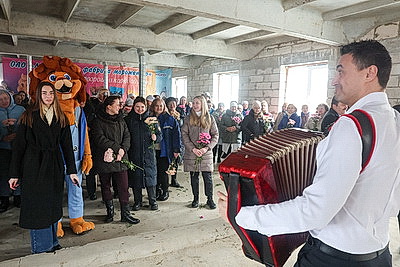 Настроение с доставкой к рабочему месту. В Могилеве идут концерты в цехах предприятий ко Дню женщин