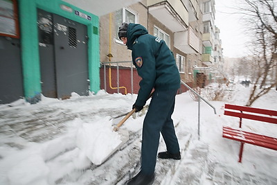 Подъезды к медучреждениям, школам, детсадам. Курсанты МЧС и военнослужащие внутренних войск помогают убирать снег
