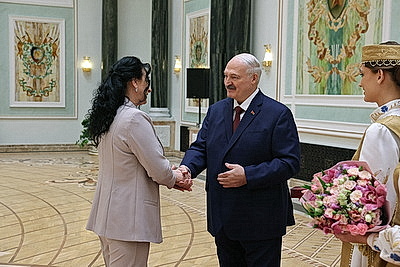 Едины в стремлении сделать страну лучше. Лукашенко в преддверии 8 Марта вручил женщинам госнаграды