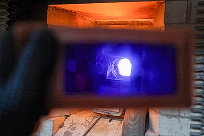 Как хрупкая женщина из Гродно держит под контролем стекловаренную печь