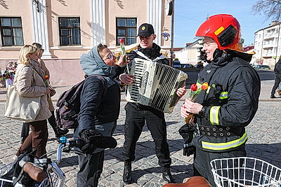 \"101 тюльпан для милых дам\". Гродненские спасатели поздравили женщин с 8 Марта