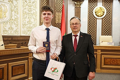 \"Гордимся тем, что нам выпала такая честь\". В Верховном Суде столичным школьникам вручили первые паспорта