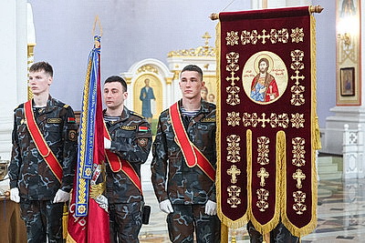 Хоругвь с ликом Александра Невского вручили отряду милиции особого назначения УВД Витебского облисполкома