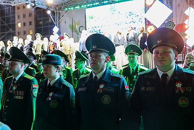 В регионах акция \"Споем \"День Победы\" вместе\" и фейерверк завершили празднование 9 Мая