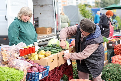 Волонтеры БРСМ помогают пенсионерам с доставкой продукции с сельхозярмарок