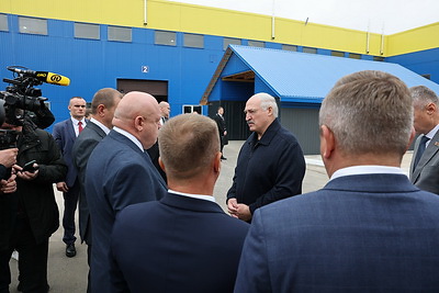 Лукашенко посетил производство лесозаготовительной техники в Логойском районе