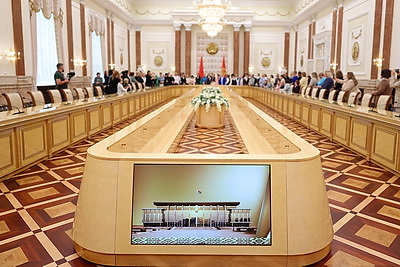 Арт-объект во Дворце Независимости дополнили недостающим фрагментом. Вклад внесли представительницы Могилевщины